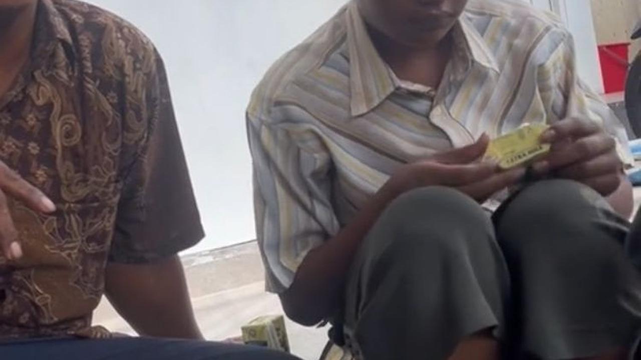 Bukan tidak sekolah, anak laki-laki ini mengaku jika hari ini masuk siang. Dan selagi masih ada waktu, ia memilih untuk membantu bapaknya terlebih dulu.
