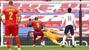 Striker Belgia, Romelu Lukaku, mencetak gol penalti ke gawang Inggris pada laga UEFA Nations League di Stadion Wembley, Minggu (11/10/2020). Inggris menang dengan skor 2-1. (Michael Regan/Pool via AP)