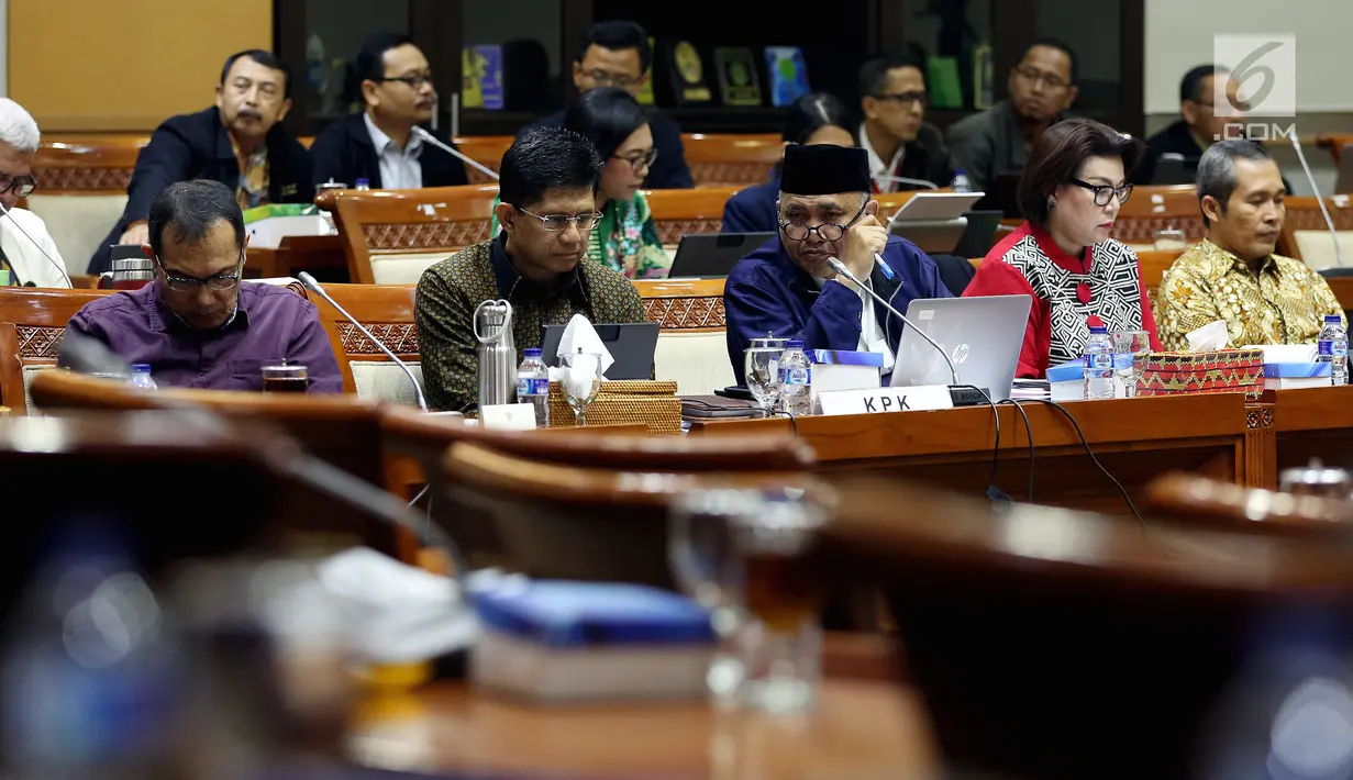 Pimpinan KPK mengikuti Rapat Dengar Pendapat (RDP) lanjutan dengan Komisi III DPR di Kompleks Parlemen Senayan, Jakarta, Selasa (12/9). Rapat mendengarkan penjelasan mengenai mekanisme proses pengaduan masyarakat di KPK. (Liputan6.com/Johan Tallo)