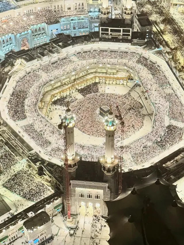 6 Potret Pangeran Mateen dan Anisha Rosnah Jalani Umrah Perdana