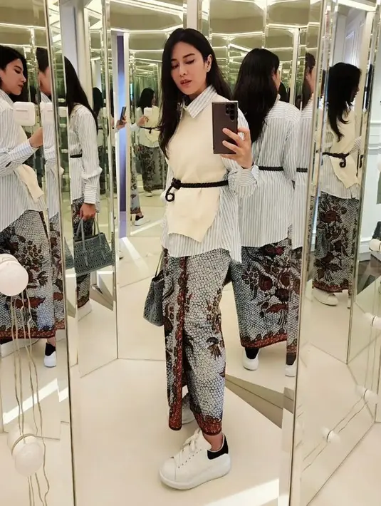 Kombinasi kemeja, vest dan kain lilit beri tampilan smart casual yang trendi. @therealdisastr.