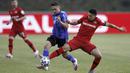 Pemain Bayer Leverkusen, Lucas Alario, duel udara dengan pemain FC Saarbruecken, Manuel Zeitz,  pada laga Piala Jerman di di Stadion Hermann Neuberger, Voelklingen, Selasa (9/6/2020). Bayer Leverkusen menang 3-0 atas FC Saarbruecken. (AP/Ronald Wittek)