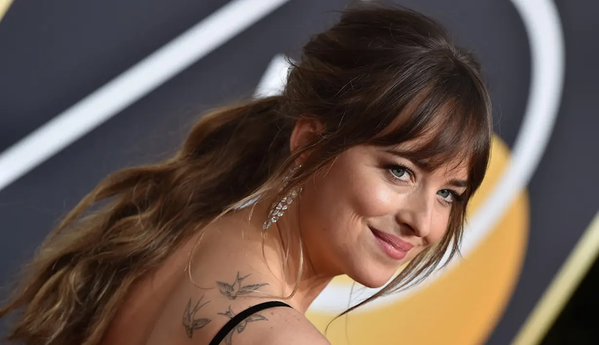 "Aku pikir aku selalu patah hati meski berada di hubungan yang menyenangkan," ujar Dakota Johnson. (Elle UK)