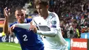 Bek Estonia Gert Kams (kiri) berusaha merebut bola yang dibawa striker Jerman, Luca Waldschmidt pada pertandingan grup C kualifikasi Euro 2020 di Tallinn, Estonia (13/10/2019). Jerman menang telak 0-3 atas Estonia. (AFP Photo/Janek Skarzynski)