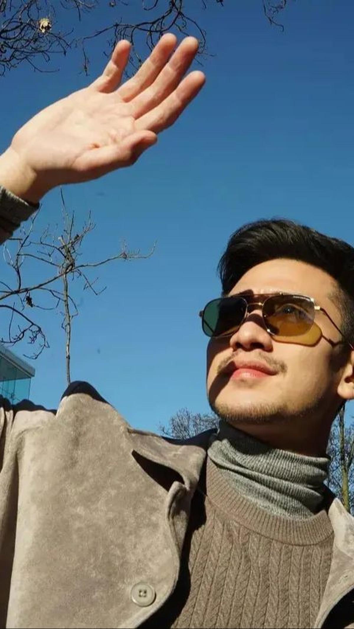 Penampilan baru Verrell Bramasta dengan kumis dan janggut tipis menguatkan kesan dewasa pada dirinya.<br>