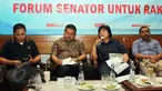 Menteri LHK, Siti Nurbaya (kedua kanan) dan Ketua Komisi III DPD RI Parlindungan Purba (kedua kiri) pada dialog Forum Senator untuk Rakyat "Hutan Indonesia di Persimpangan Nawacita" di kawasan Cikini, Jakarta, Minggu (31/5). (Liputan6.com/Helmi Afandi)