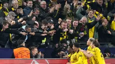 Para pemain Borussia Dortmund merayakan gol yang dicetak oleh Ian Maatsen ke gawang Atletico Madrid dalam duel leg kedua perempat final Liga Champions di Stadion Signal-Iduna Park, Rabu (17/4/2024). Die Borussen sukses menaklukkan tamunya dengan skor 4-2. (AP Photo/Martin Meissner)