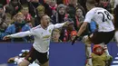 Pemain Manchester United, Wayne Rooney (kiri) merayakan gol yang dicetaknya saat laga melawan Liverpool di Stadion Anfield, Liverpool, (17/1/ 2016).  (AFP Photo/Paul Ellis)