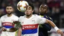 Striker Everton, Ademola Lookman berebut bola dengan bek Olympique Lyonnais, Rafael De Silva pada laga Grup E Liga Europa di Stadion Stade de Lyon, Kamis (2/11). Everton harus menerima kekalahan besar 3-0 dari wakil Liga Prancis itu. (JEFF PACHOUD/AFP)