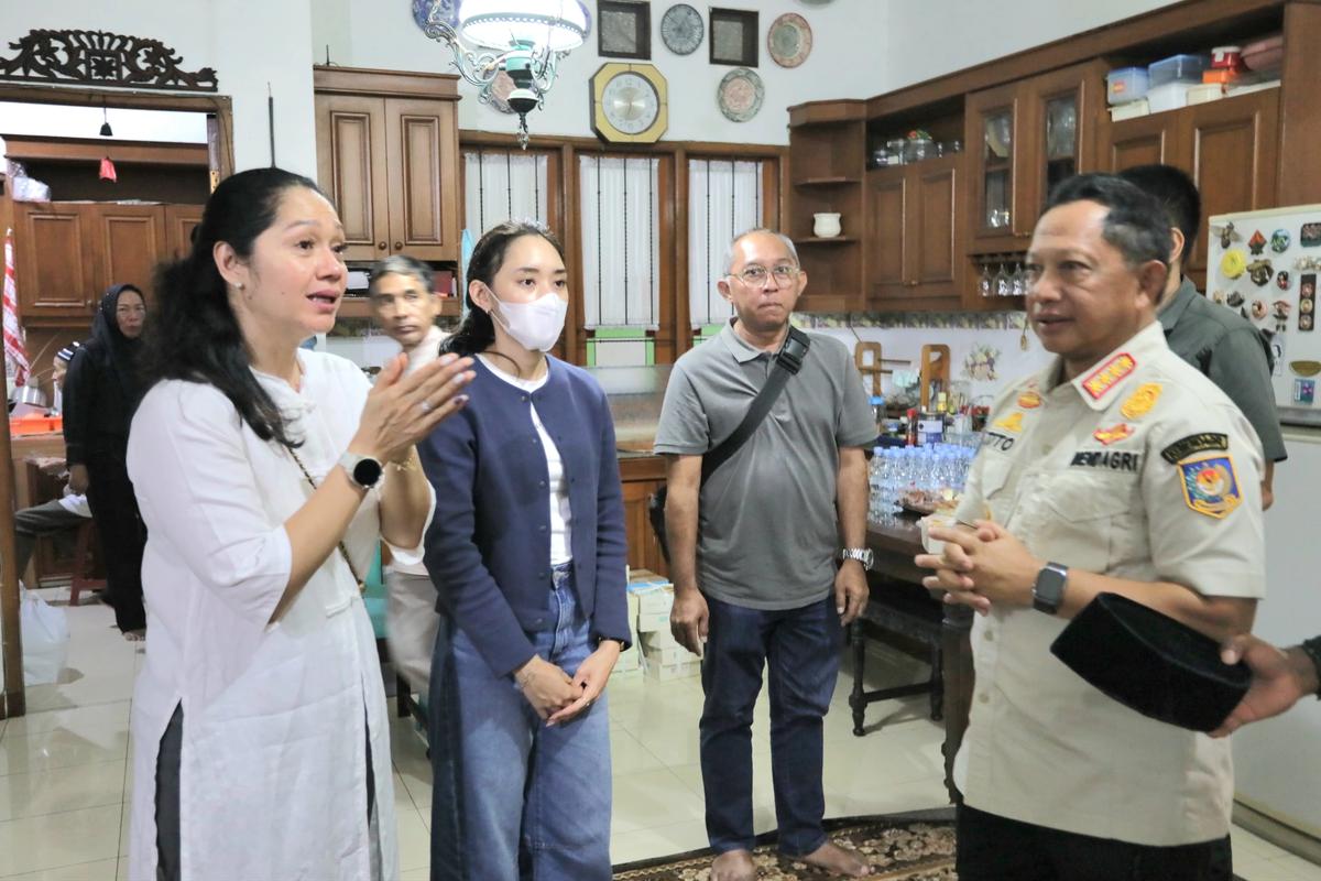 Mendagri Tito Karnavian saat menyambangi rumah duka Meriyati Roeslani Hoegeng di Pesona Khayangan Estate, Kota Depok