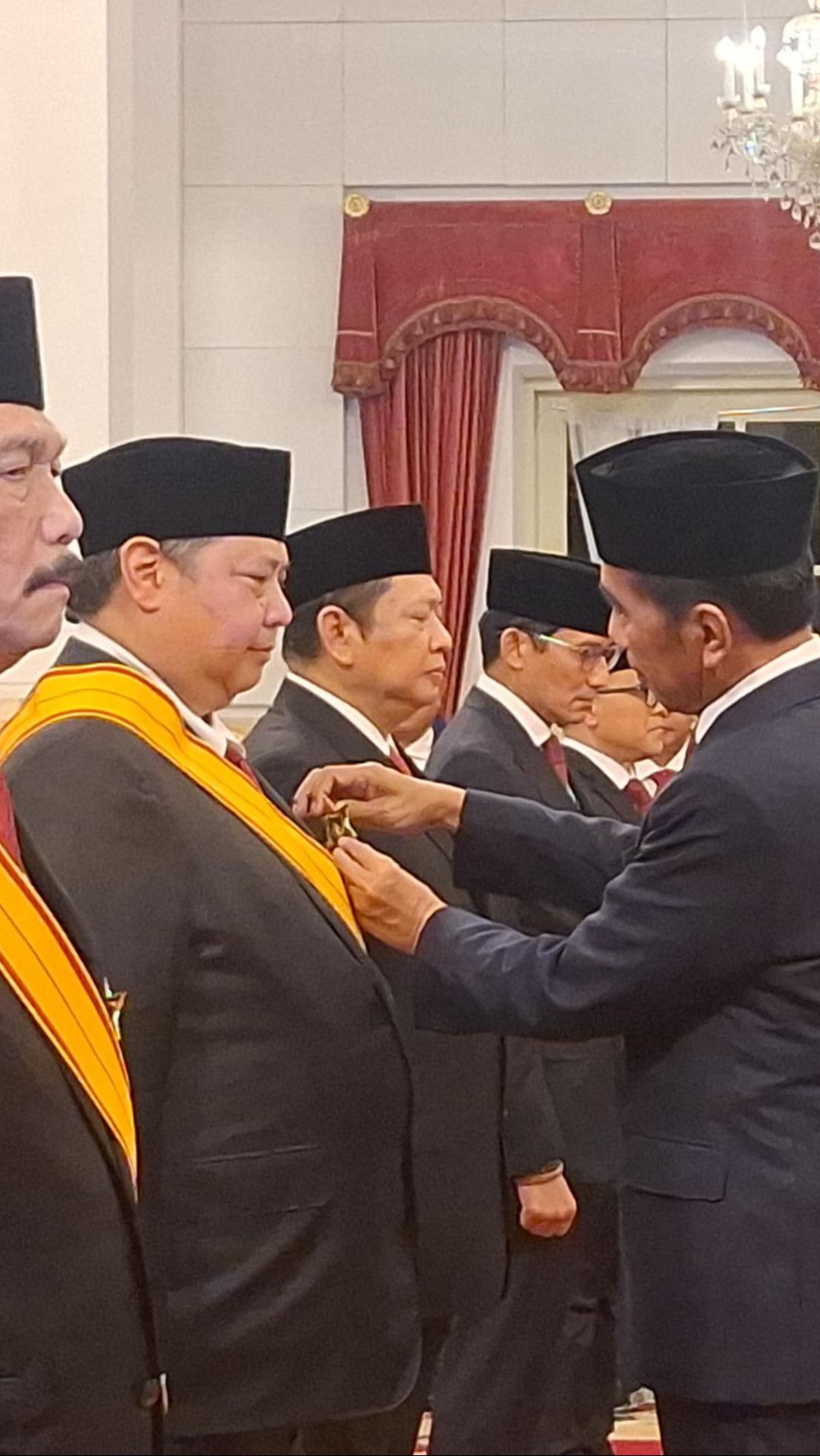 Momen Jokowi menyematkan tanda kehormatan kepada Airlangga Hartarto di Istana Negara, Jakarta, Rabu (14/8/2024).&nbsp;Foto: Liputan6.com/Lizsa Egaham