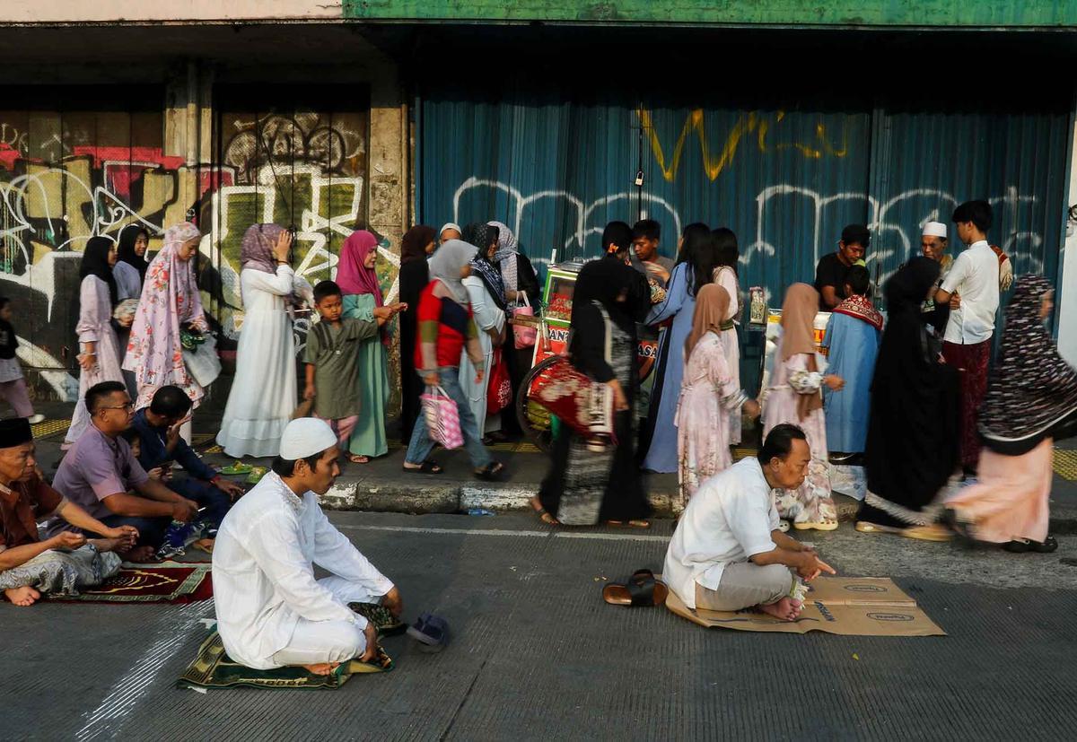 FOTO: Shalat Idul Adha di Depan Gereja Koinonia, Simbol Toleransi Umat Beragama
