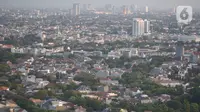Lansekap pemukiman penduduk berlatar gedung bertingkat terlihat dari kawasan Senayan, Jakarta, Selasa (21/1/2020). Staf Khusus Kementerian PUPR Bidang Sumber Daya Air Firdaus Ali menjelaskan, ruang terbuka hijau di Jakarta baru 9,98% kurang dari syarat minimum 30%. (Liputan6.com/Immanuel Antonius)