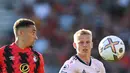 Pemain Bournemouth Marcus Tavernier (kiri) dan bek Arsenal Oleksandr Zinchenko (kanan) melihat ke arah bola pada pertandingan sepak bola Liga Premier Inggris di Stadion Vitality, Bournemouth, Inggris, 20 Agustus 2022. Arsenal menang 3-0. (Glyn KIRK/AFP)