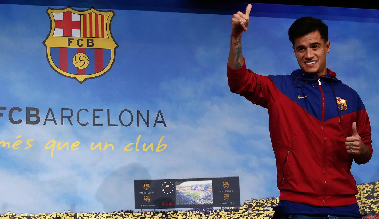 Gelandang Brasil, Philippe Coutinho Correia menyapa awak media saat perkenalan dirinya menjadi pemain Barcelona di Camp Nou, Barcelona, (7/1). Coutinho menandatangani kontrak berdurasi 5,5 tahun bersama Barcelona. (AP Photo/Manu Fernandez)
