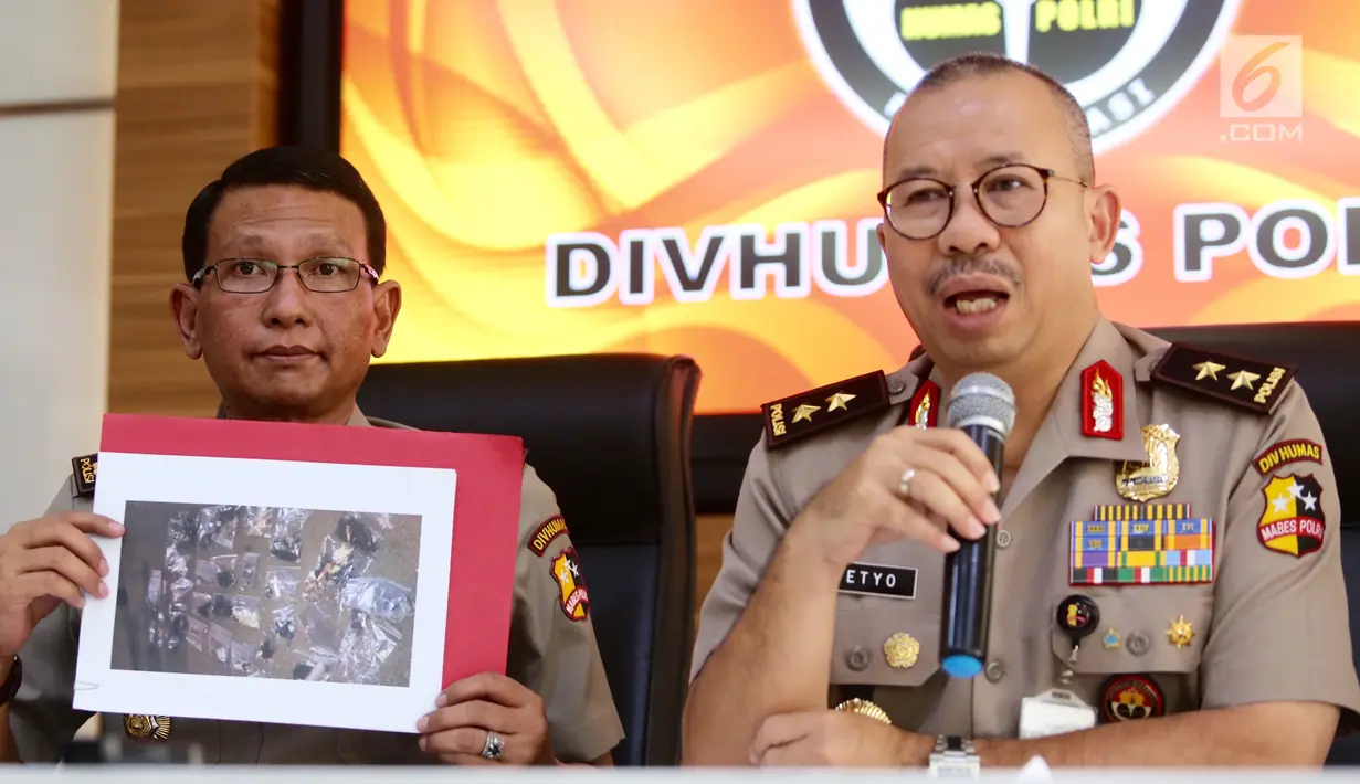Kadiv Humas Mabes Polri, Irjen Setyo Wasisto memberikan keterangan pers terkait ledakan yang terjadi di Kampung Melayu, Jakarta, Kamis (25/5). Petugas memperlihatkan foto dari barang bukti yang berhasil dikumpulkan. (Liputan6.com/Ferry Pradolo)