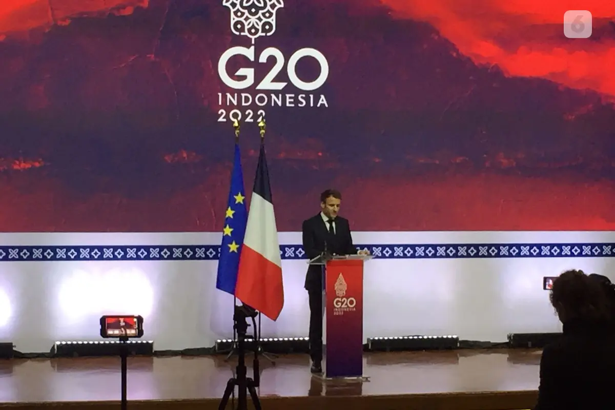 Presiden Prancis Emmanuel Macron menyampaikan pesan belasungkawa atas meninggalnya korban jiwa atas insiden serangan di Polandia (Liputan6.com/Teddy Tri Setio Berty)