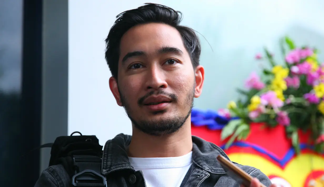 Seperti diketahui, Jeje Govinda resmi melamar sang kekasih Syahnaz Sadiqa pada Minggu 12 November 2017 silam di kediaman kakaknya Raffi Ahmad. Sebelumnya, Jeje juga melamar sang kekasih saat sedang berlibur di Italia Agustus 2017.(Nurwahyunan/Bintang.com)