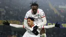 Pemain AC Milan, Tijjani Reijnders merayakan gol kemenangan untuk timnya ke gawang Hellas Verona pada laga lanjutan Liga Italia 2024/2025 di Marcantonio Bentegodi, Verona, Italia, Sabtu (21/12/2024) dini hari WIB. (AP Photo/LaPresse/Paola Garbuio)