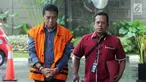 Hakim PN Jakarta Selatan Irwan (kiri) saat akan menjalani pemeriksaan KPK di Gedung KPK, Jakarta, Selasa(22/1). Irwan diperiksa sebagai tersangka terkait dugaan menerima suap penanganan perkara perdata di PN Jakarta Selatan. (Merdeka.com/Dwi Narwoko)