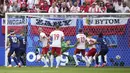 Kiper Timnas Belanda, Bart Verbruggen gagal menjangkau bola sundulan yang dilepaskan striker Timnas Polandia, Adam Buksa pada laga Grup D Euro 2024 di Volksparkstadion, Hamburg, Jerman, Minggu (16/6/2024). (AP Photo/Ebrahim Noroozi)