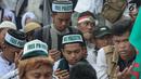 Peserta Aksi Bela Palestina berdoa di kawasan silang Monas, Jakarta, Minggu (17/12). Aksi ini juga dihadiri Ketua Umum MUI Ma'ruf Amin, hadir juga Ketua MPR RI Zulkifli Hasan dan Menteri Agama Lukman Hakim Saifuddin. (Liputan6.com/Faizal Fanani)