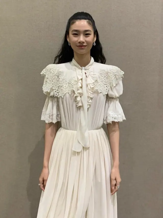 Jung Ho Yeon menghadiri Baeksang Arts Award ke-58 di Pusat Pameran Internasional Korea (KINTEX), Ilsan, Korea Selatan, 6 Mei 2022. (dok. Instagram @sarament_official/https://www.instagram.com/p/CdNtgHzJG03/)