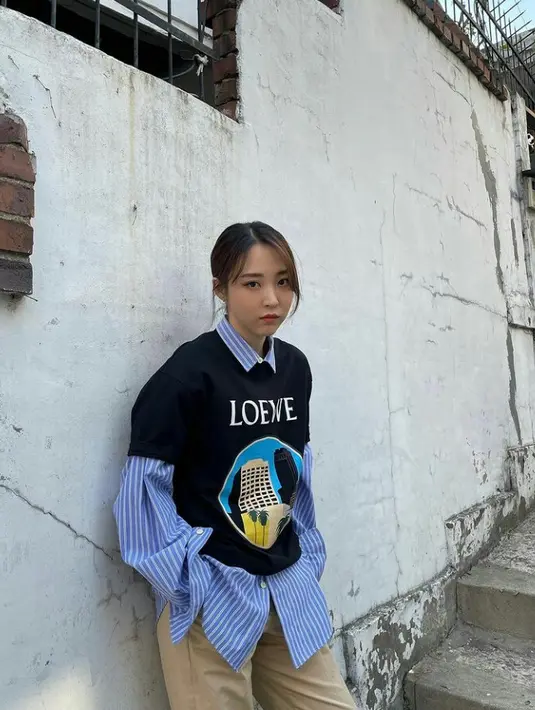 Masih dengan Moonbyul, member Mamamoo yang kerap berpenampilan tomboy ini memadukan stripes shirt dengan t-shirt. (Instagram/mo_onbyul).