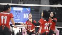 Tuan rumah dan juara bertahan putri Kalbar mengalahkan Sultra pada laga perdana Pul X babak delapan besar turnamen voli Piala Kapolri 2024. Kalbar menang&nbsp;dengan skor 3-0 (25-12, 25-18, 31-29) di GOR Terpadu A. Yani Pontianak, Kamis (3/10). (foto; PP PBVSI)