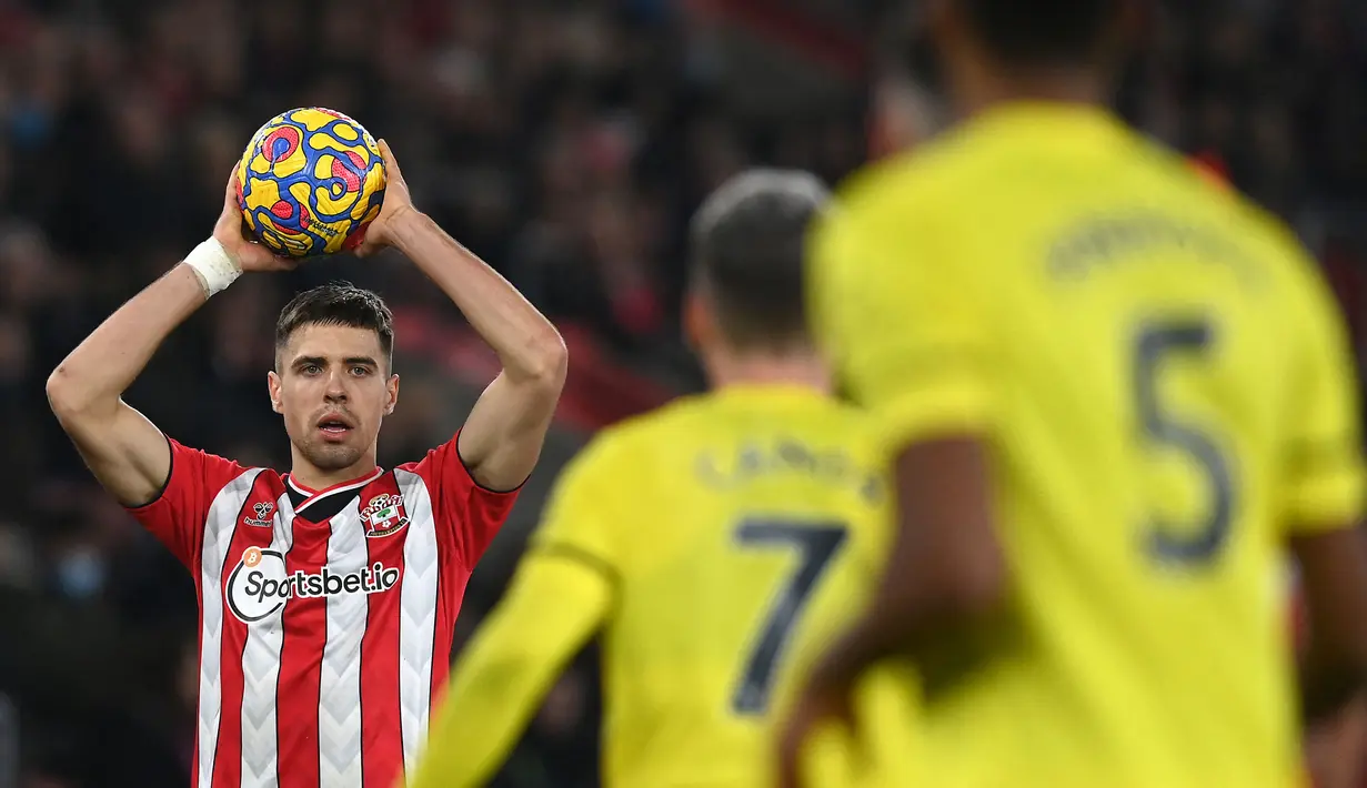 Jan Bednarek telah menjadi bagian dari pertahanan Southampton yang banyak kebobolan pada musim ini. Namun, pemain Polandia tersebut memiliki catatan gol yang cukup baik dengan mencetak 4 gol dalam 27 pertandingan di liga. (AFP/Glyn Kirk)