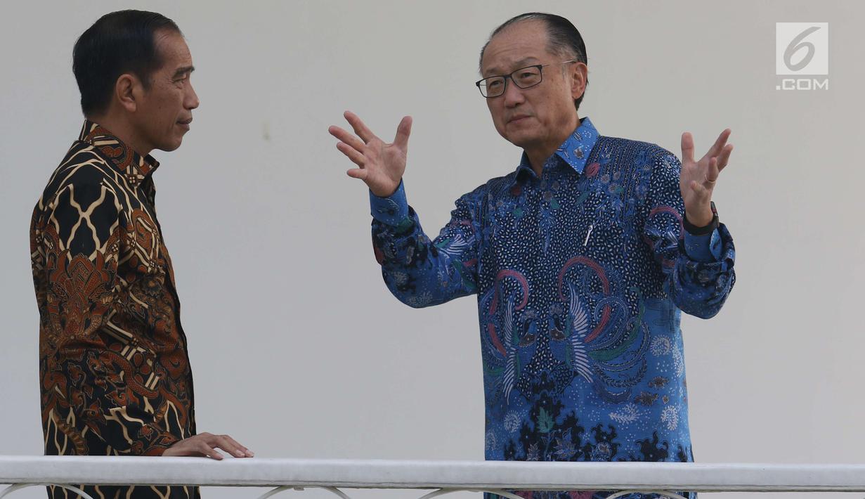 Presiden Joko Widodo (Jokowi) berbincang santai dengan Presiden Bank Dunia, Jim Yong Kim di beranda Istana Kepresidenan Bogor, Jawa Barat, Rabu (4/7). Dalam kunjungan kehormatan itu, Jokowi dan Kim kompak menggunakan batik. (Liputan6.com/Angga Yuniar)