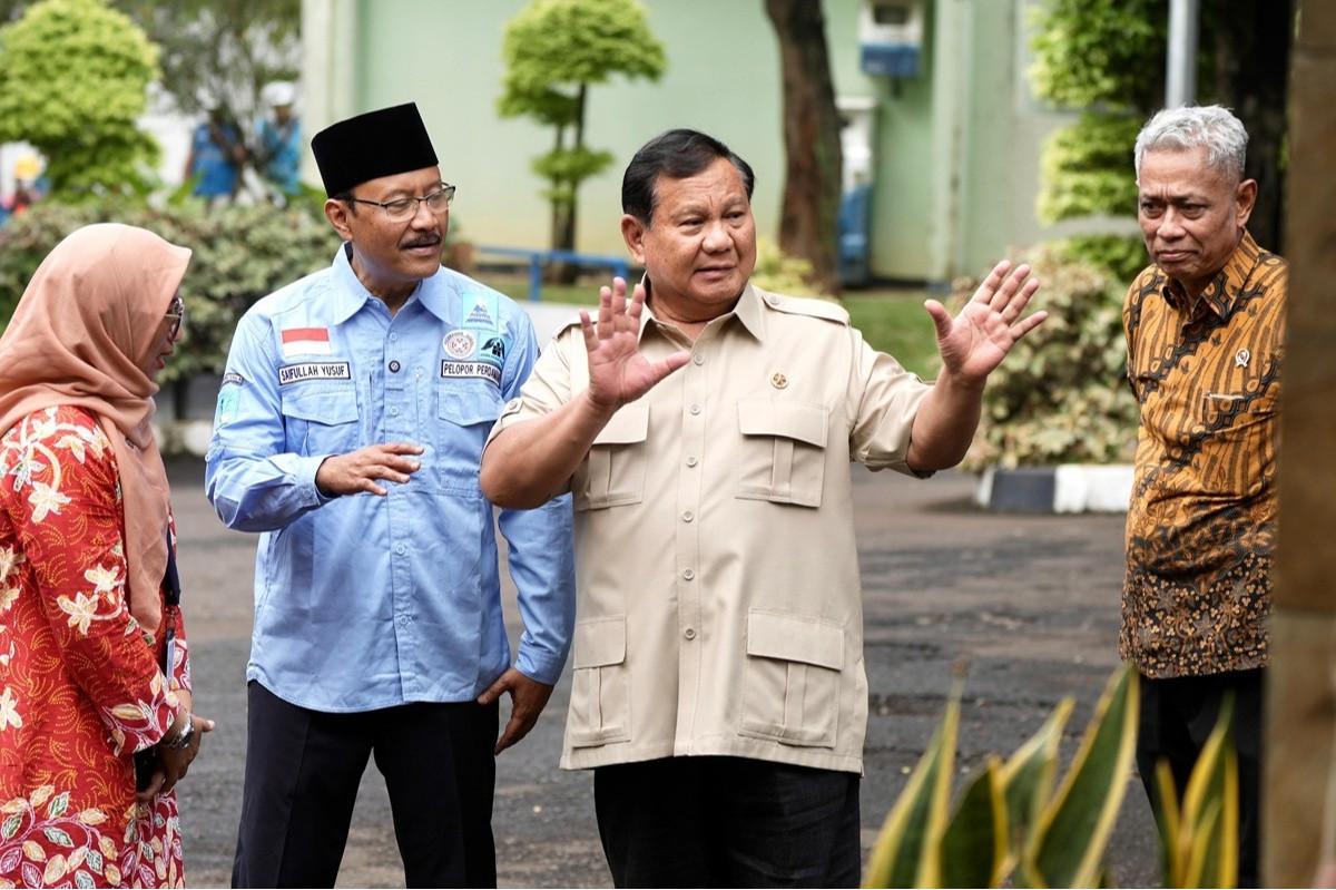 Presiden Prabowo Subianto didampingi Menteri Sosial Gus Ipul dan Wamenso Agus Jabo Priyono meninjau Sekolah Rakyat Menengah Atas (SRMA) 10 Jakarta Selatan