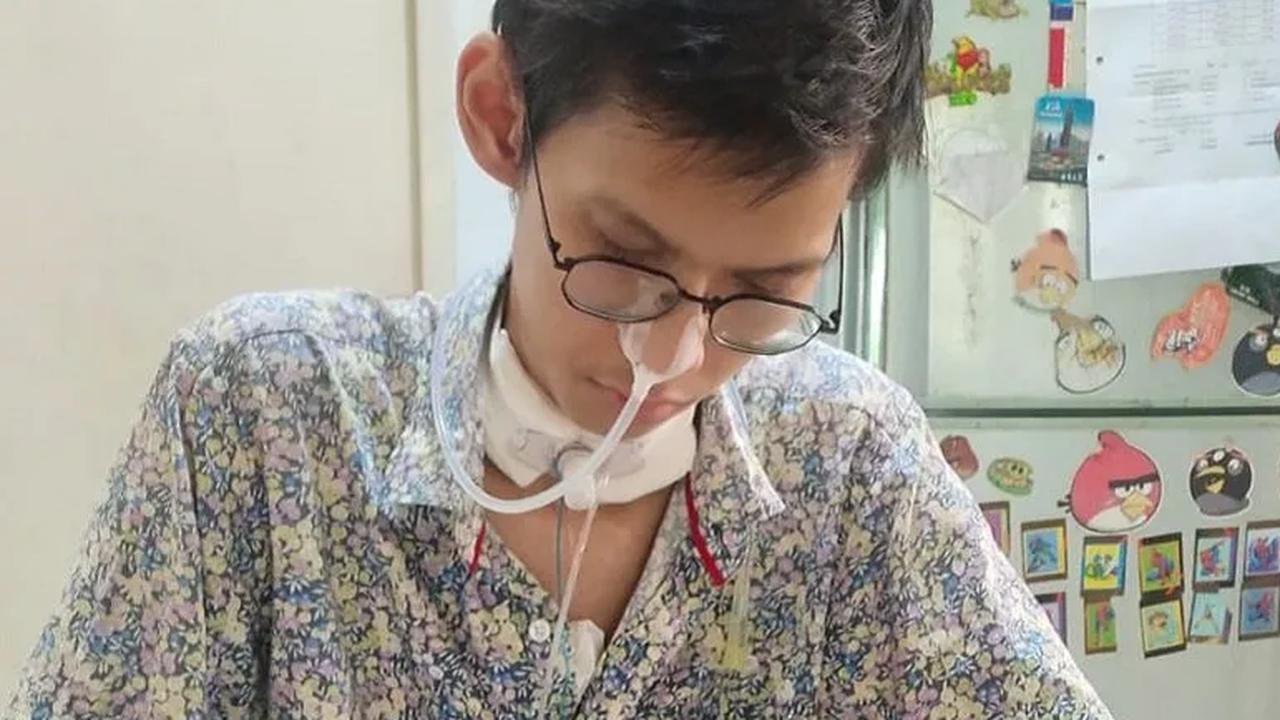 Kendati menurut Fatih, operasi itu anaknya berisiko mengalami kecacatan.<br>