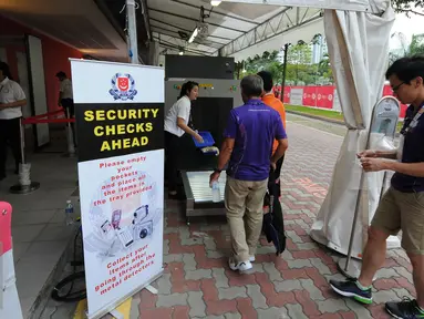 Pihak penyelenggara Sea Games 2015 Singapura menerapkan sistem pengamanan yang sangat ketat dan berlapis. Untuk bisa masuk dalam arena pertandingan, siapapun harus melewati serangkaian pemeriksaan, Selasa (2/6/2015). (Liputan6.com/Helmi Fithriansyah)