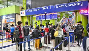 Suasana pemeriksaan tiket kereta api di Stasiun Gambir Jakarta Pusat. (Dok Kementerian Perhubungan)
