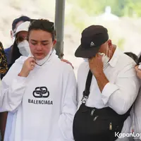 Pemakaman Ibunda Amanda Manopo (Muhammad Akrom Sukarya/Kapanlagi.com)