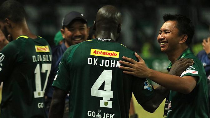 OK John menjalani debut di Persebaya saat menjamu PSMS Medan di Stadion Gelora Bung Tomo, Surabaya, Rabu (18/7/2018). (Bola.com/Aditya Wany)