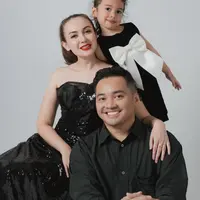 Konten Rianti Cartwright &amp; Suami Tunjukkan Bagaimana Digital Bisa Merangkul Semua Generasi (Instagram/@riantic)