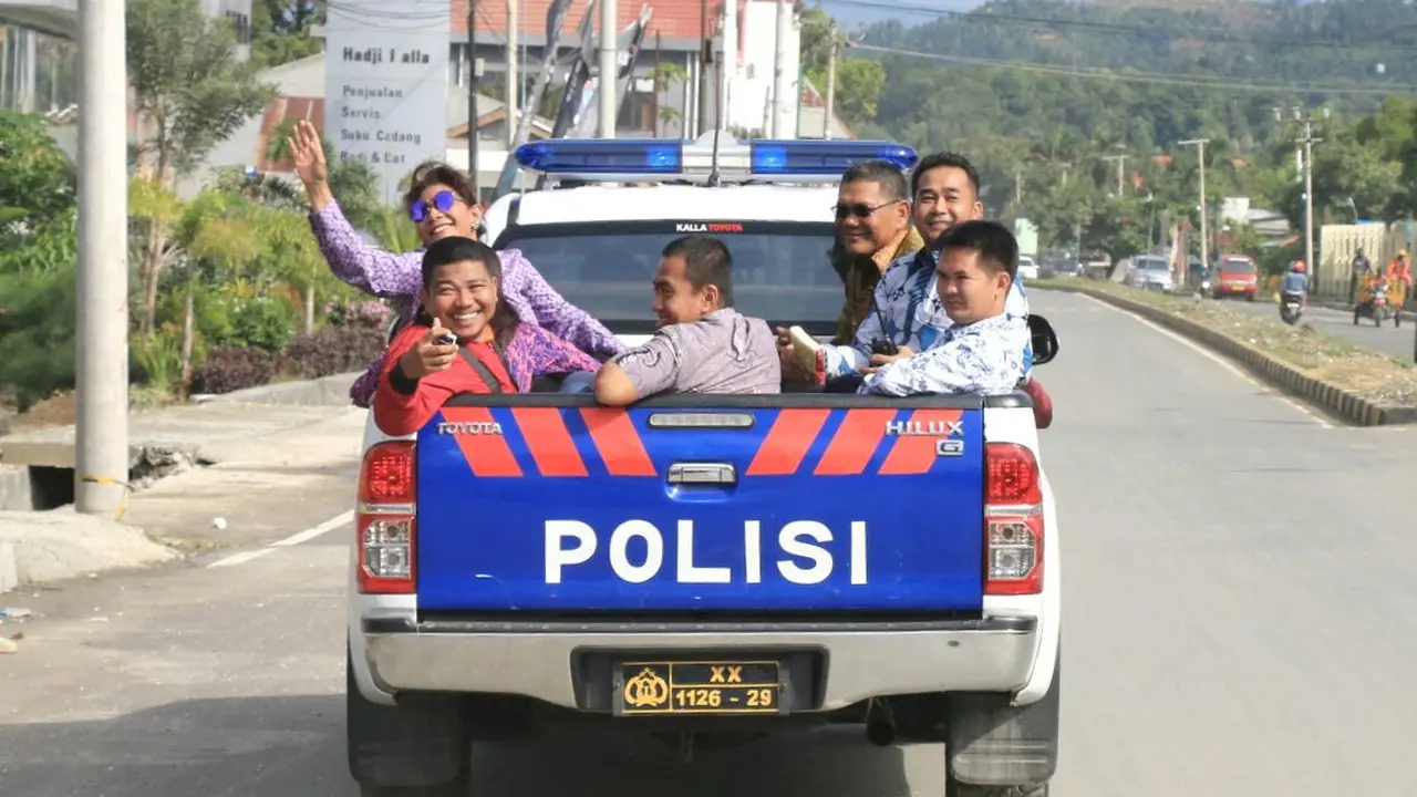[Bintang] Kunjungi Kolaka, Menteri Susi Pudjiastuti Konvoi di Mobil Bak