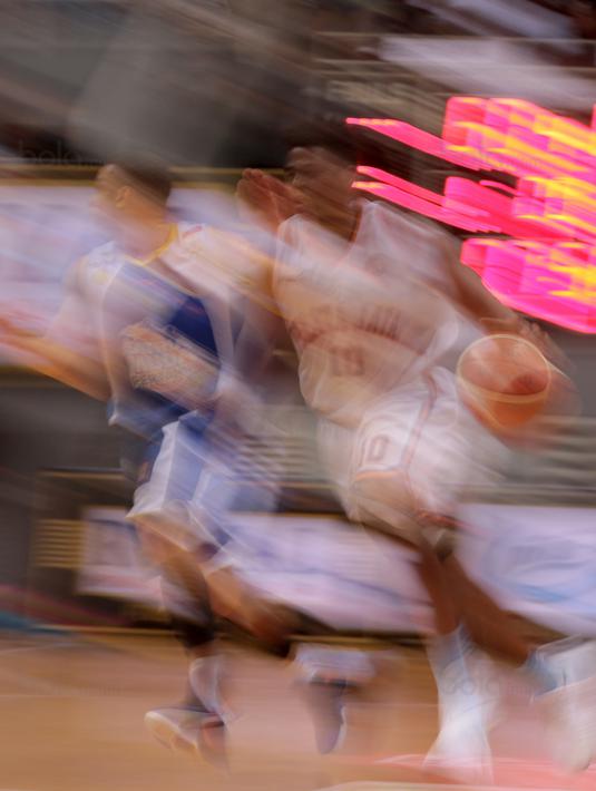 Aksi pemain Pelita Jaya, Wayne Bradford Lyndon (kanan) melewati pemain Satria Muda pada laga Perbasi Cup 2017 di Sports Mall, Kelapa Gading, Jakarta, (10/11/2017). Pelita Jaya menang 82-77.  (Bola.com/Nick Hanoatubun)