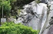 Dipercaya Jadi Lokasi Minta Berkat Leluhur, Ini Fakta Air Terjun Batu Sawan di Samosir