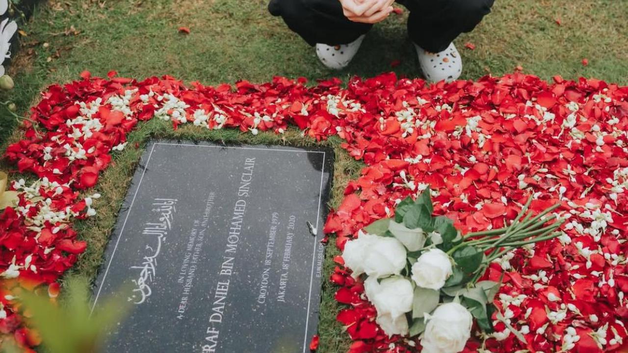 Noah Sinclair Putra BCL Ziarah ke Makam Ashraf, Ungkap Kerinduan Mendalam