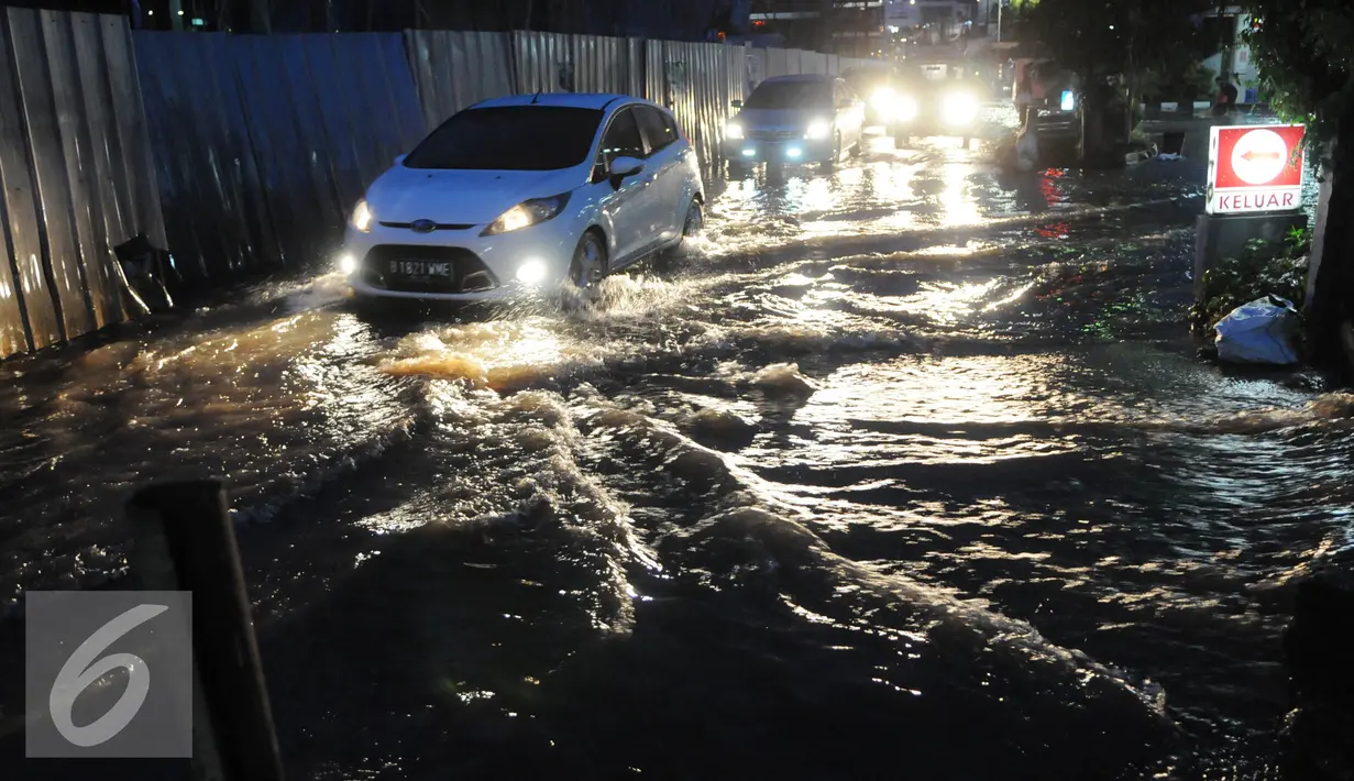 Sejumlah pengendara melintasi genangan air di kawasan Fatmawati, Jakarta, Minggu (24/7). Buruknya drainase di sejumlah kawasan ibu kota sering kali menyebabkan genangan air setinggi 20-50cm usai hujan mengguyur Jakarta. (Liputan6.com/Helmi Afandi)
