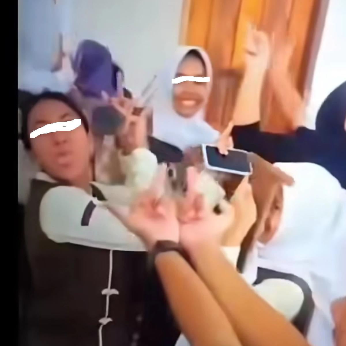 Siswa di SMAN 1 Purwakarta olok-olok guru