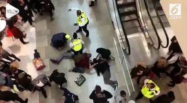 Seorang pria di Inggris nekat menjatuhkan diri di pusat perbelanjaan yang dipenuhi banyak orang. Akibat kejadian ini pengunjung tertimpa dan jadi korban.