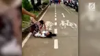 Seorang wanita menarik perhatian warga saat rombongan pengantin datang.