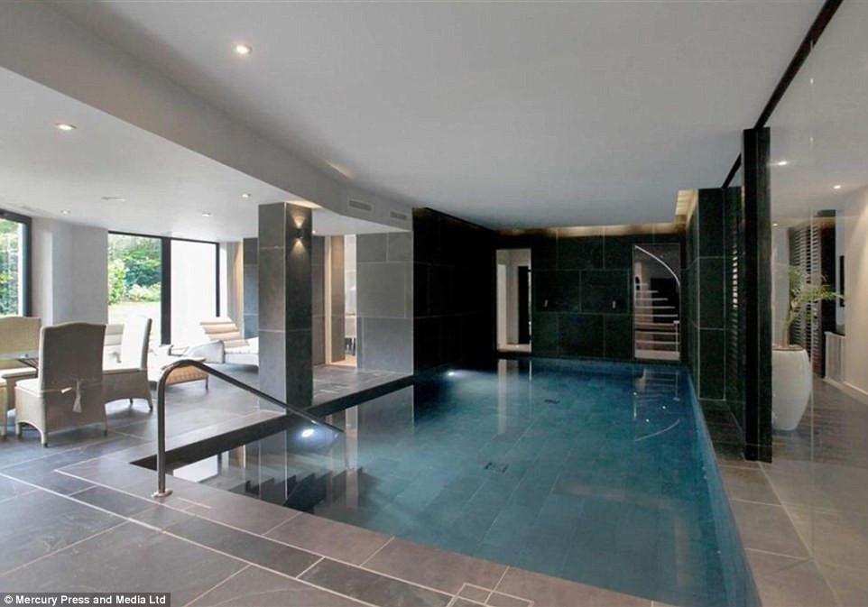 Rumah kediaman bintang Manchester United, Paul Pogba. (Mirror). 