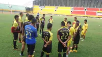 LATIHAN - Sriwijaya FC kembali menggelar latihan tapi tanpa kehadiran sang pelatih, Benny Dollo. (Bola.com/Riskha Prasetya)