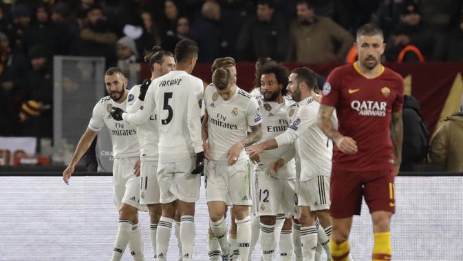 Para pemain Real Madrid merayakan kemenangan 2-0 atas AS Roma pada matchday kelima Grup G Liga Champions di Stadion Olimpico, Rabu (28/11/2018) dini hari WIB. (AP Photo/Andrew Medichini)