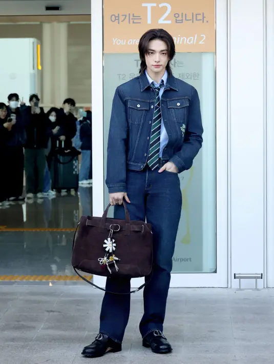 Untuk kesempatan spesial ini, Hyunjin akan mengenakan full look Dior dari koleksi Dior Men’s Summer 2026, lengkap dengan Dior Normandie Bag dan Dior Archie Loafer, menampilkan gaya elegan dan modern khas rumah mode tersebut. [Dok. Dior]